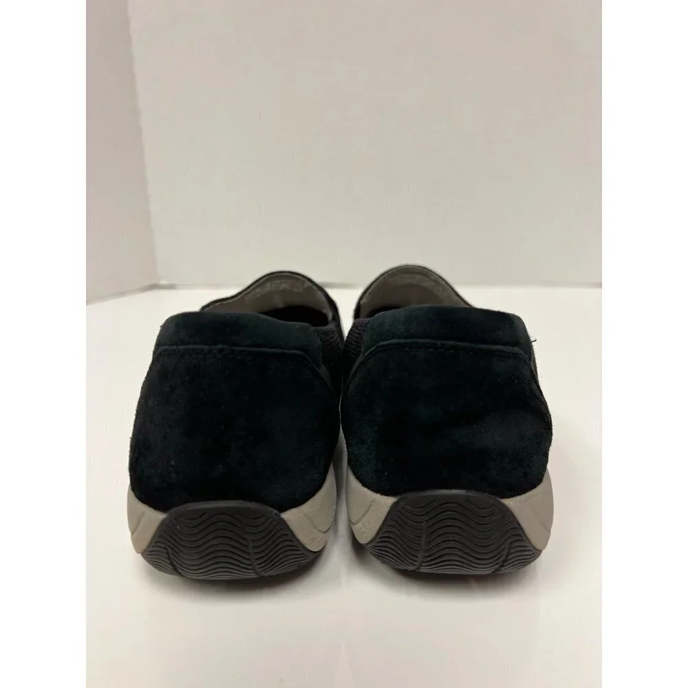 Dansko features 	•